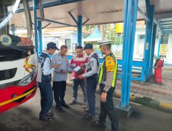 Ops Keselamatan Semeru 2026, Satlantas Polres Lamongan Gelar Ramp Check Bus di Wisata Makam Sunan Drajad