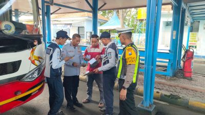 Ops Keselamatan Semeru 2026, Satlantas Polres Lamongan Gelar Ramp Check Bus di Wisata Makam Sunan Drajad