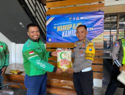 Satlantas Polres Lamongan Menyapa dan Ajak Ojol Tertib Berlalu Lintas dan Peduli Keamanan. 