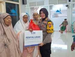 Kolaborasi, Kapolsek Paciran Sajikan Makan dan Santuni 200 Lansia Dhuafa. 