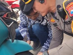 Antisipasi Cegah Curanmor, Pamapta Polres Lamongan Turun Bagikan Gembok Cakram Gratis Dan Kasih Contoh. 