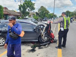 Mobil Yaris Tabrak Vixion di Turi Lamongan, Unit Gakkum Satlantas Bantu Evakuasi Korban Luka