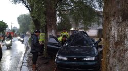 Satlantas Polres Lamongan Evakuasi Korban Laka Tunggal di Solokuro, Mobil Selip Usai Terjang Genangan Air