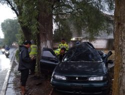 Satlantas Polres Lamongan Evakuasi Korban Laka Tunggal di Solokuro, Mobil Selip Usai Terjang Genangan Air