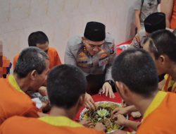 Wujud Kepedulian dan Pembinaan di Bulan Ramadhan, Kapolres Lamongan Buka Puasa Bersama Tahanan, 