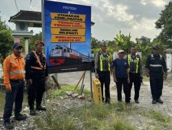 Satlantas Polres Lamongan Beri Himbauan di Perlintasan Kereta Guna Atisipasi Laka Lantas 