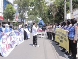 Polres Lamongan Berikan Pelayanan Humanis Saat Aksi Unjuk Rasa PC PMII di DPRD dan Pemkab Lamongan. 