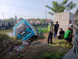 Gegara Lepas Kendali, Mobil Elf Terperosok ke Sungai Pinggir Jalan. 