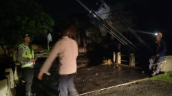 Respon Cepat Polsek Turi Tangani Dampak Angin Puting Beliung di Sejumlah Lokasi. 