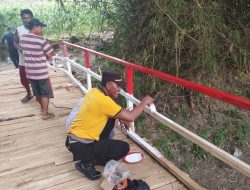 Kapolsek Sambeng Bersama Warga Bangun Jembatan Darurat, Akses Vital Antar Desa Kembali Terhubung