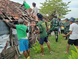 Koramil 0812/03 Turi Bersama Warga Laksanakan Gotong Royong Pembongkaran Rutilahu