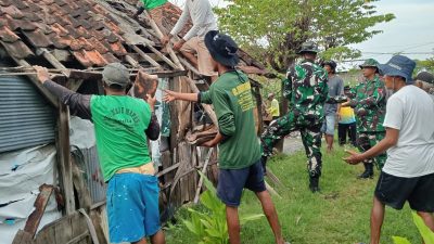 Koramil 0812/03 Turi Bersama Warga Laksanakan Gotong Royong Pembongkaran Rutilahu