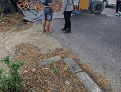 Polsek Deket Urai Kemacetan Akibat Truk Muatan Kayu Mengalami Patah As Roda di Jalur Lamongan–Deket