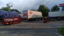 Kelangkaan Solar di Lamongan Picu Kemacetan, Antrean Truk Mengular di SPBU Plaosan Babat