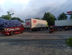 Kelangkaan Solar di Lamongan Picu Kemacetan, Antrean Truk Mengular di SPBU Plaosan Babat