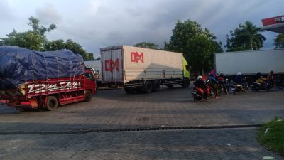 Kelangkaan Solar di Lamongan Picu Kemacetan, Antrean Truk Mengular di SPBU Plaosan Babat