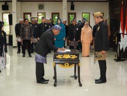 Lantik 34 Pejabat, Bupati Yuhronur Tekankan Untuk Fokus Pada Tugas