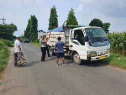 Truk Muat Pedel Tanpa Terpal Ditertibkan Polisi di Solokuro, Demi Keselamatan Pengguna Jalan