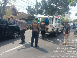 Naas, Tabrakan Beruntun Gegerkan Jalan Raya Tikung, Polres Lamongan Langsung Evakuasi Korban ke Rumah Sakit. 