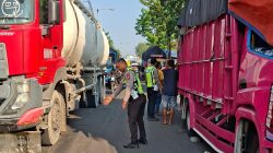 Truck Hantam Fuso Parkir di Badan Jalan, Polres Lamongan Berhasil Evakuasi Kendaraan. 