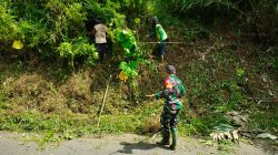 Sinergitas, Babinsa Sidorejo Bersama Warga Bersihkan Rumput Tebing Demi Keselamatan Penguna Jalan