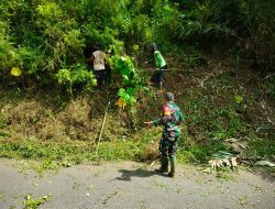 Sinergitas, Babinsa Sidorejo Bersama Warga Bersihkan Rumput Tebing Demi Keselamatan Penguna Jalan