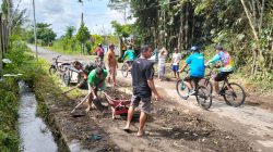 Wujud Nyata Kemanunggalan TNI-Rakyat, Babinsa Candirejo Gotong Royong Bersihkan Jalan Desa