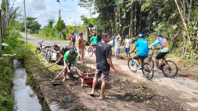 Wujud Nyata Kemanunggalan TNI-Rakyat, Babinsa Candirejo Gotong Royong Bersihkan Jalan Desa