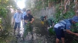 Antisipasi Banjir,Babinsa Sertu Didik Bersama Warga Kepanjenkidul Gotong Royong Bersihkan Saluran Air
