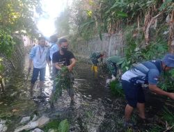 Antisipasi Banjir,Babinsa Sertu Didik Bersama Warga Kepanjenkidul Gotong Royong Bersihkan Saluran Air