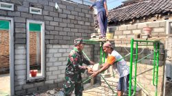 Wujudkan Hunian Layak, Babinsa Pakunden Bersama Warga Gotong Royong Renovasi Rumah RTLH
