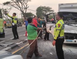 Nahas, Kecelakaan Beruntun Tiga Kendaraan di Lamongan, Polisi Dalami Penyebabnya. 