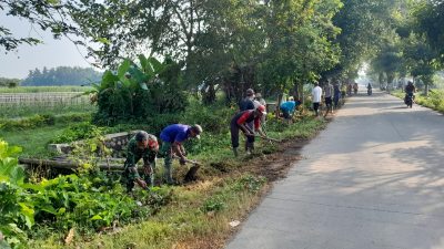 Wujud Kemanunggalan TNI, Babinsa Ngoran Pelopori Gotong Royong Bersihkan Jalan Desa