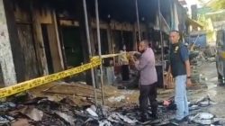 Polres Lamongan Tangani Kebakaran Hebat di Pasar Agrobis, Sekitar 10 Stand Terdampak. 
