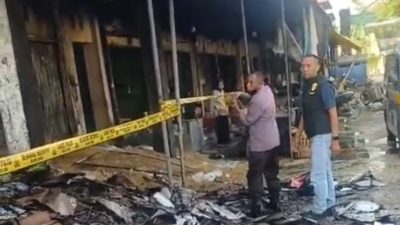 Polres Lamongan Tangani Kebakaran Hebat di Pasar Agrobis, Sekitar 10 Stand Terdampak. 