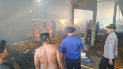 Gudang Tembakau Di Desa Ganggang tingan Terbakar , Kerugian ditaksir Capai Rp250 Juta, Polsek Ngimbang Gerak Cepat Bantu Padamkan Api