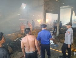 Gudang Tembakau Di Desa Ganggang tingan Terbakar , Kerugian ditaksir Capai Rp250 Juta, Polsek Ngimbang Gerak Cepat Bantu Padamkan Api
