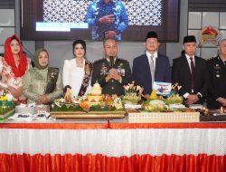 Puncak HUT Ke-81 TNI: Kejutan Tumpeng dan Kue Ulang Tahun dari Polres dan Pemkab Lamongan Perkokoh Sinergitas di Makodim 0812