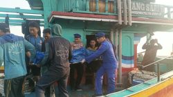 Polres Lamongan Bantu Evakuasi Jenazah ABK KM Mayangsari II Yang Meninggal Dunia Di Perairan Masalembo