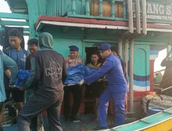 Polres Lamongan Bantu Evakuasi Jenazah ABK KM Mayangsari II Yang Meninggal Dunia Di Perairan Masalembo