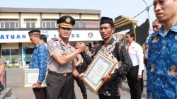 Polres Lamongan Beri Penghargaan 59 Anggota dan Masyarakat, Satu Personel Naik Pangkat Pengabdian