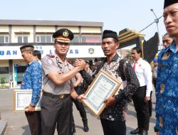 Polres Lamongan Beri Penghargaan 59 Anggota dan Masyarakat, Satu Personel Naik Pangkat Pengabdian
